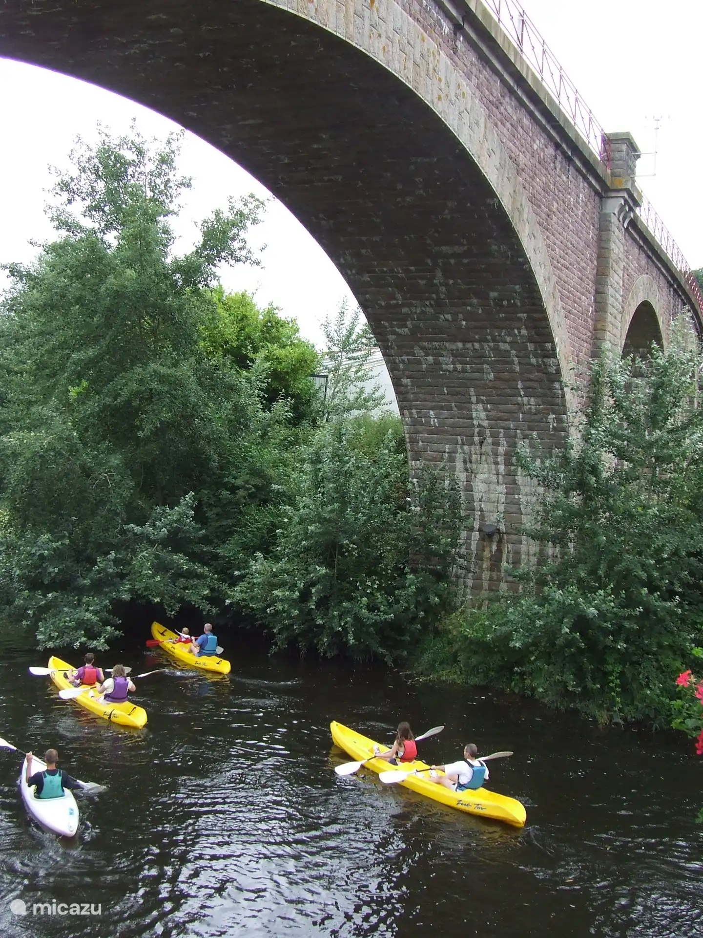 Balades en canoë sur la rivière à travers Pontrieux
