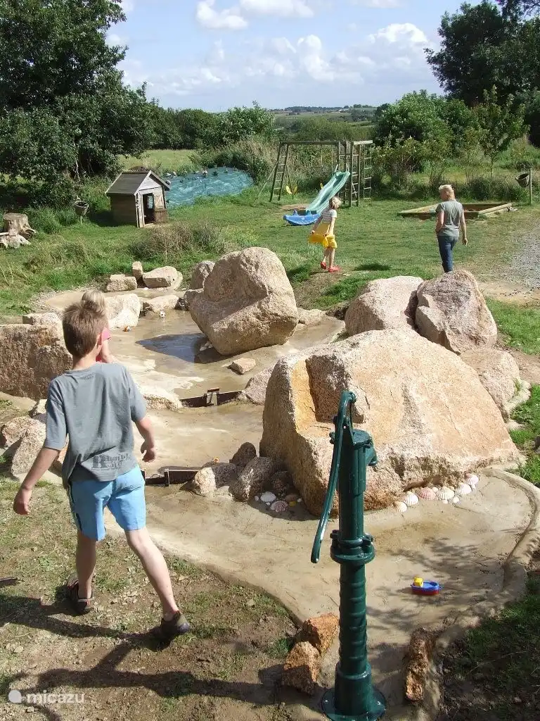 Le cours d’eau sur l’aire de jeux est également disponible pour les clients du camping. Vous pouvez garder un œil sur les enfants depuis votre terrasse.