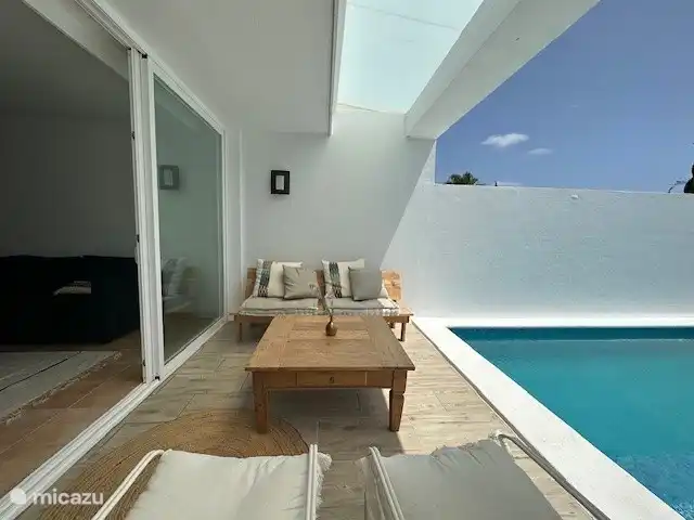 Casa Ibiza Golf | Espagne, Ibiza, Santa Eulalia - maison mitoyenne coin salon au bord de la piscine