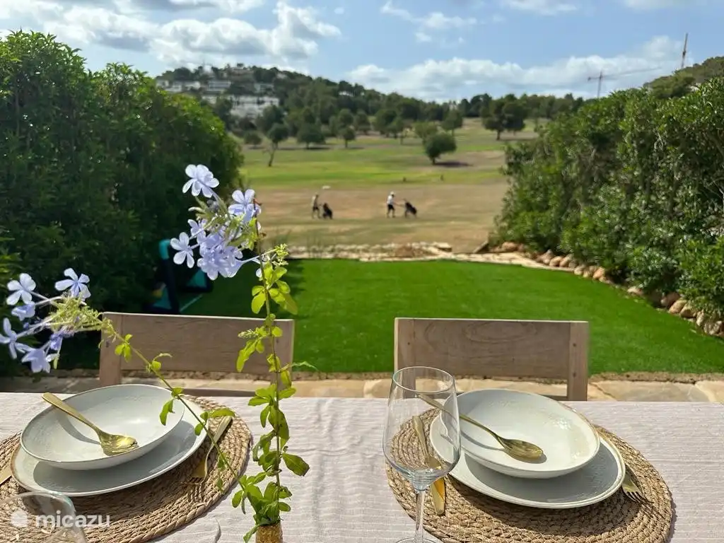 Tisch mit Blick auf den Golfplatz