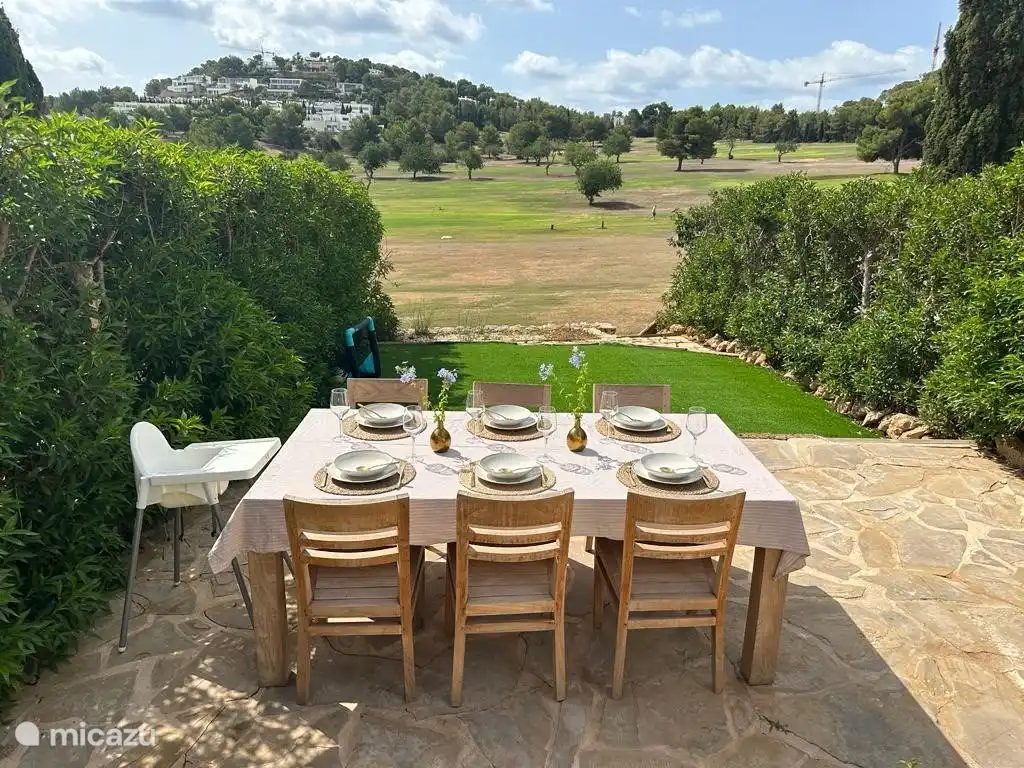 Esstisch außerhalb der Terrasse