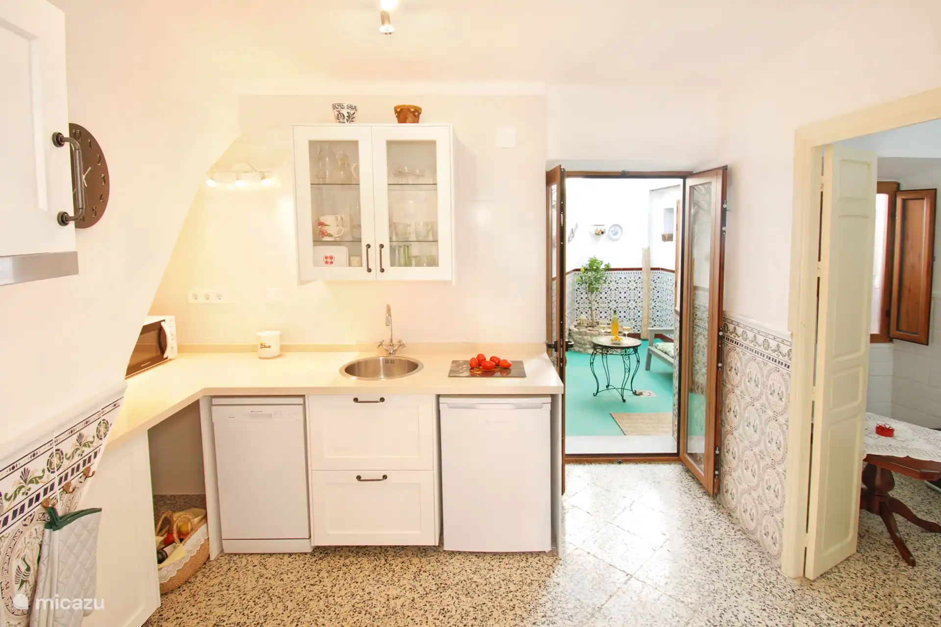 Vom Wohnzimmer mit offener Küche haben Sie Zugang zur Terrasse.