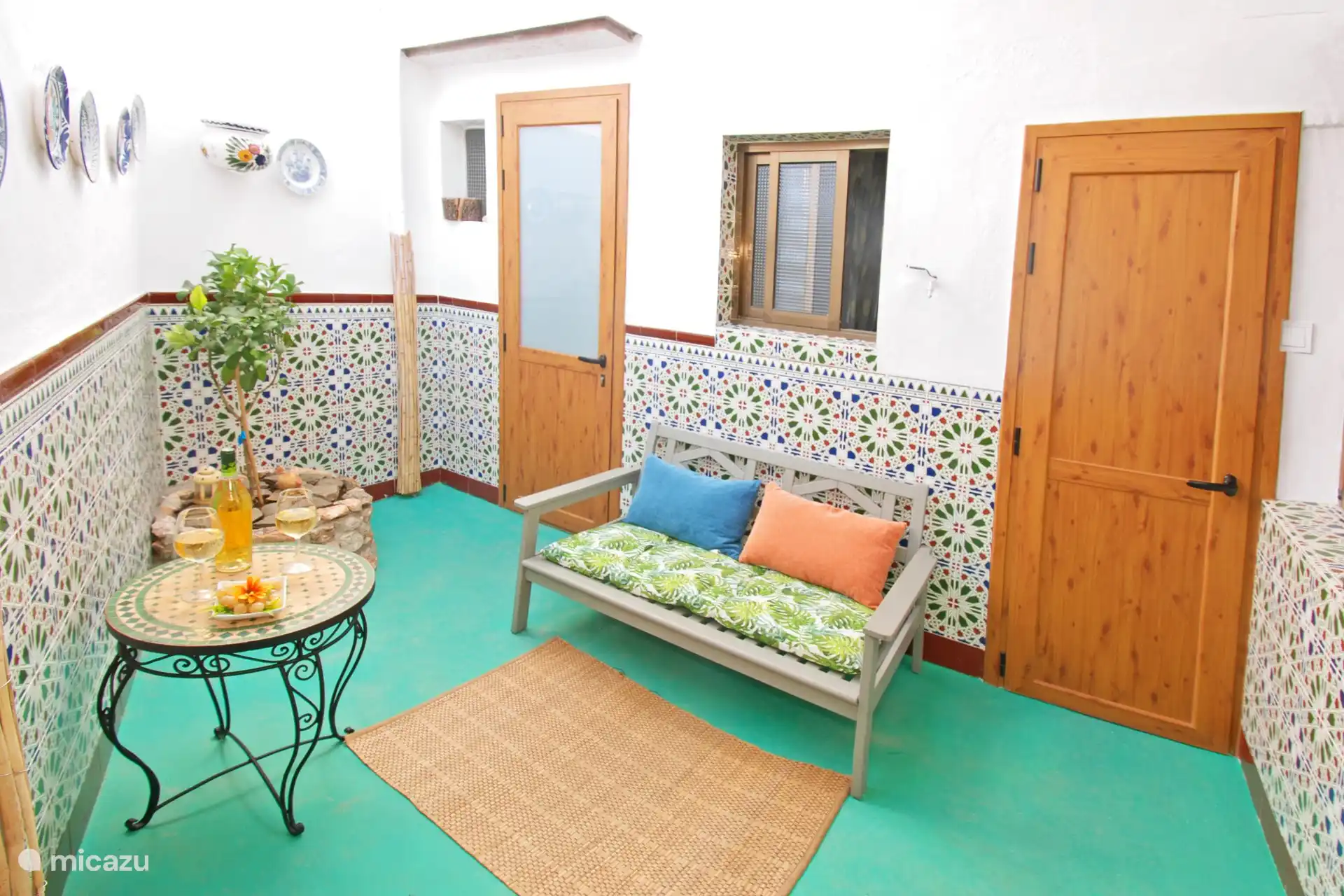 Von der Terrasse aus gelangen Sie ins Badezimmer und in die Waschküche. 