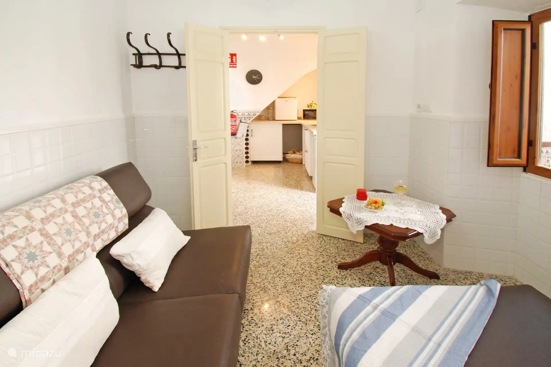 Die Lounge ist gemütlich und komfortabel.