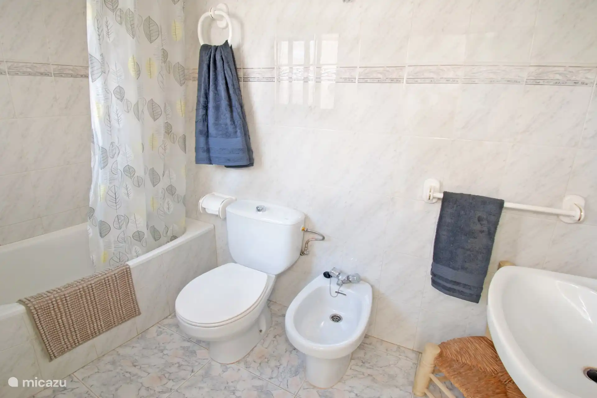 Bad/Dusche, Bidet, Waschbecken und Toilette.