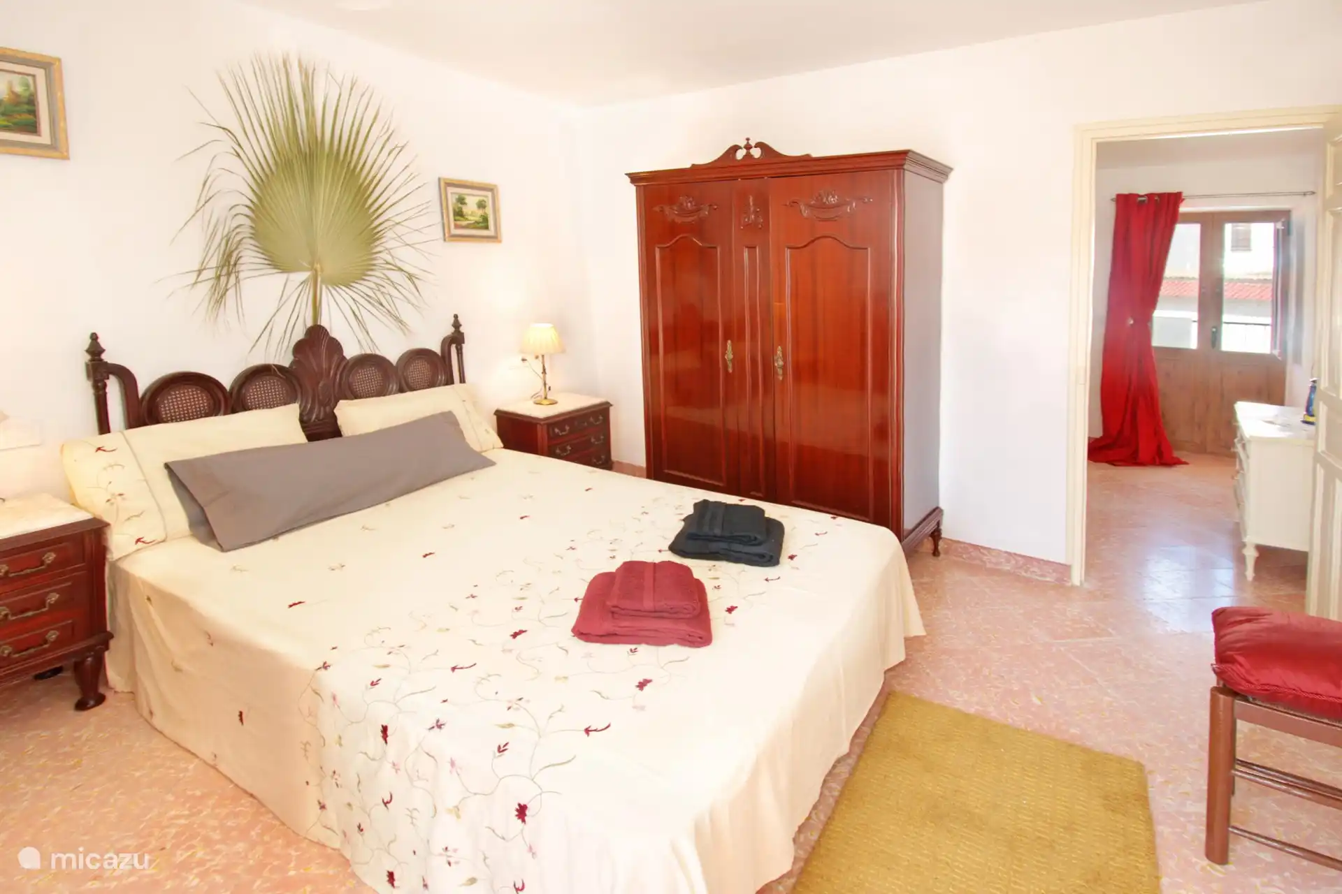 Ein geräumiger Kleiderschrank zur Aufbewahrung all Ihrer Habseligkeiten.