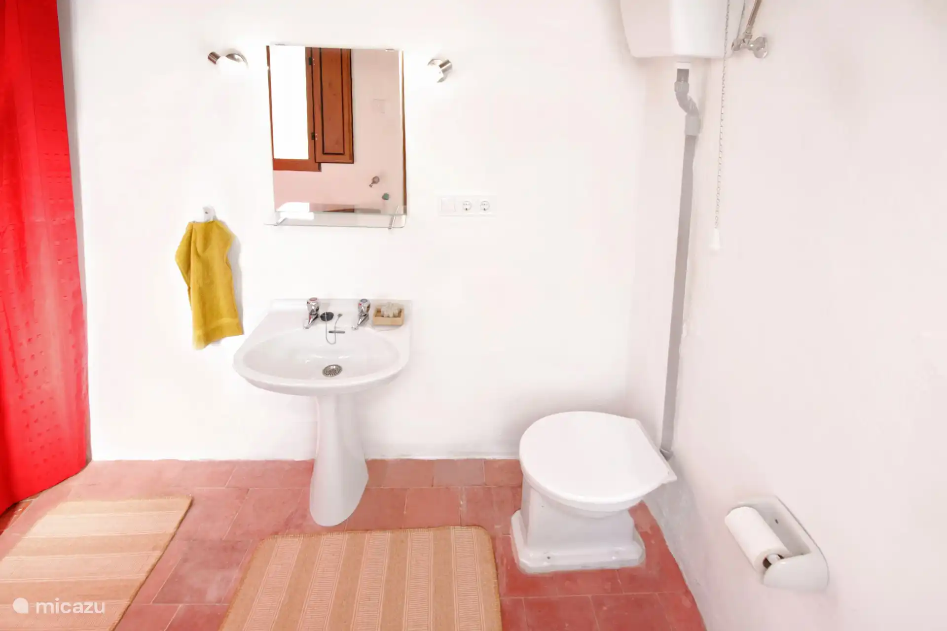 Für den Komfort unserer Gäste gibt es im Obergeschoss auch eine Toilette mit Waschbecken. 