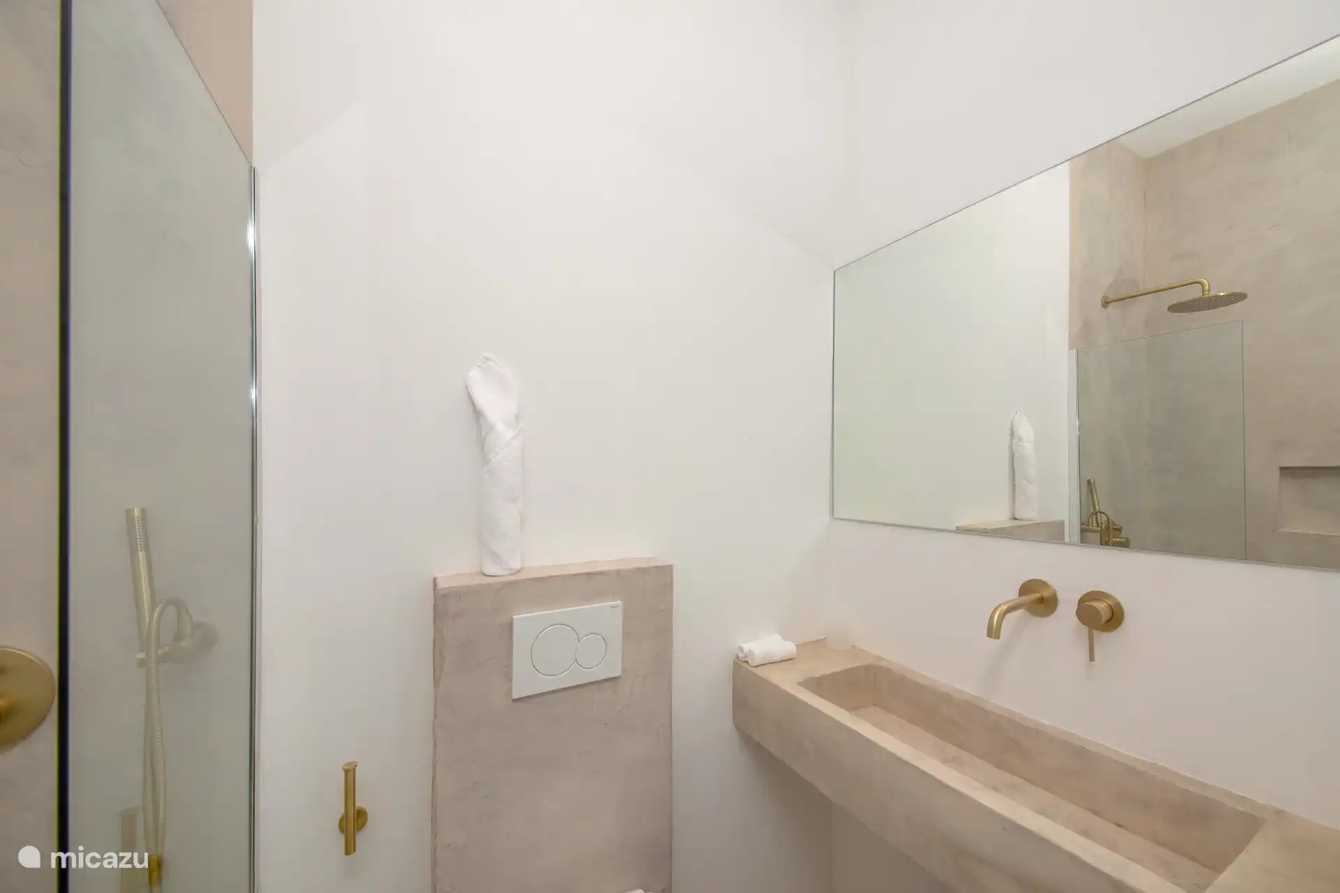 De badkamer is van alle gemakken voorzien. 