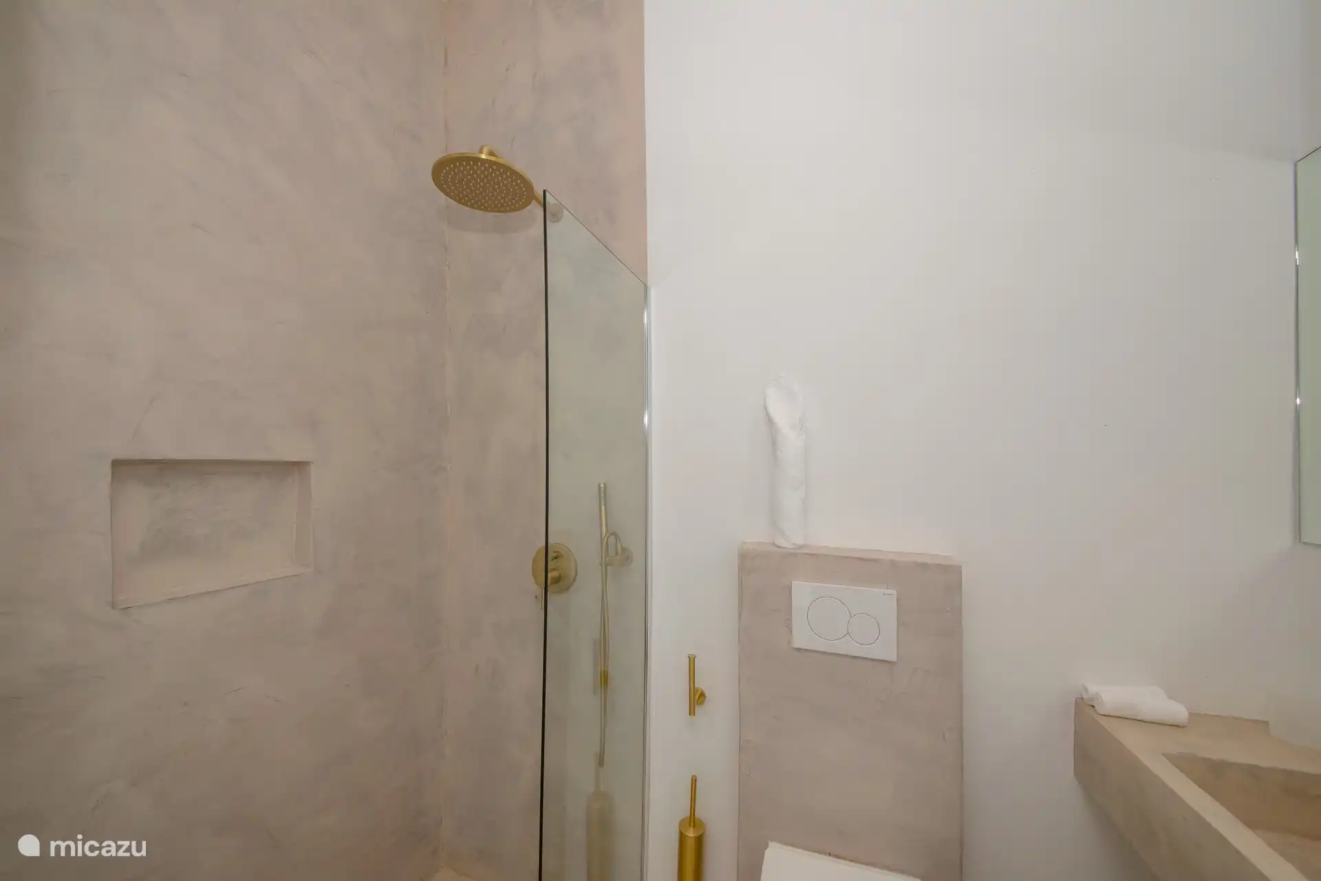 De badkamer is van alle gemakken voorzien. 