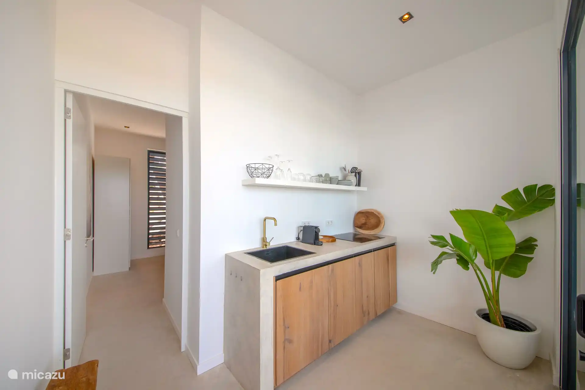 De kitchenette is voorzien van alles wat u nodig heeft om een heerlijk ontbijt, lunch, of diner te bereiden.