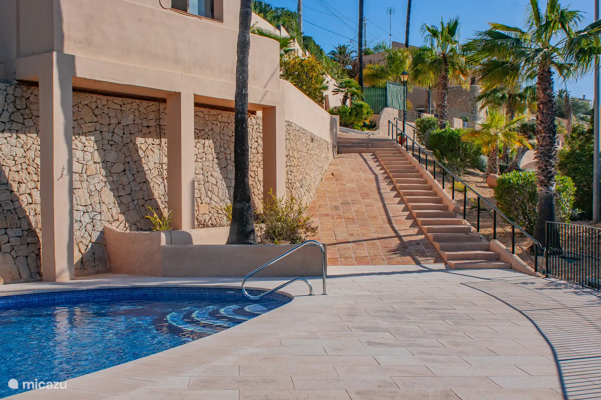 Gemeenschappelijk zwembad.