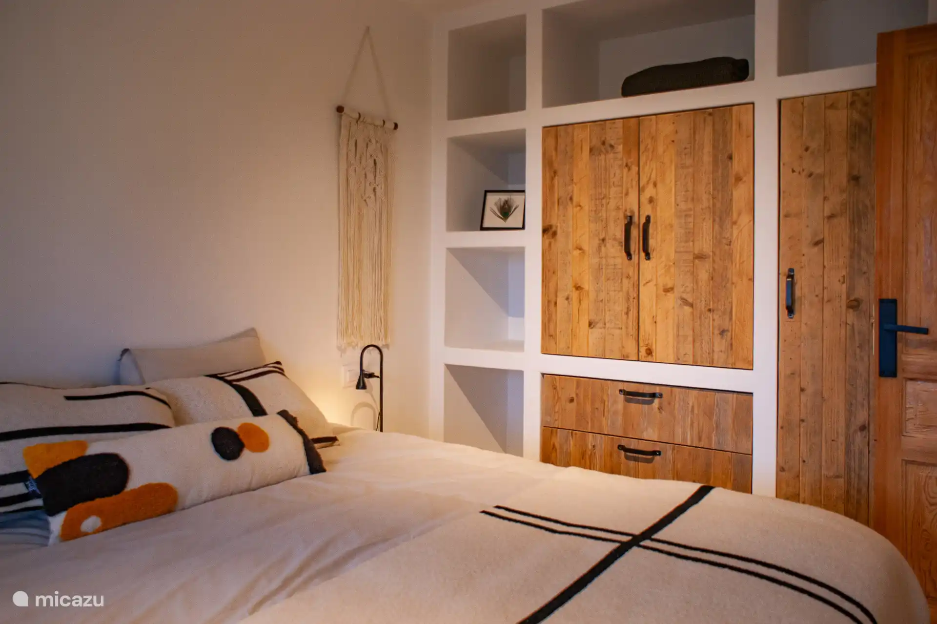 Tweede slaapkamer met tweepersoonsbed en airco.