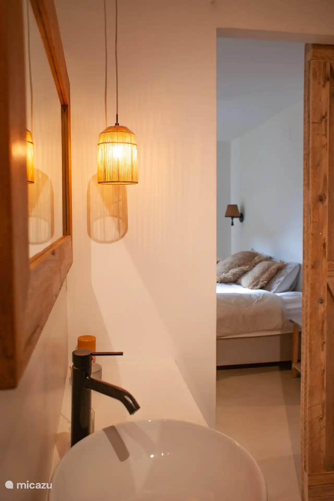 Derde slaapkamer met tweepersoonsbed, airco en ensuite badkamer (incl. apart toilet). 