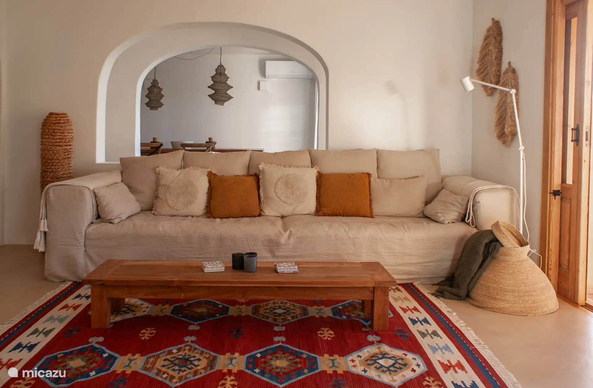 Leefruimte: bestaande uit zithoek met aanpalende Naya, ruim terras met loungehoek, eetkamer en ingerichte open keuken. Een plek waar binnen en buiten naadloos samenkomen