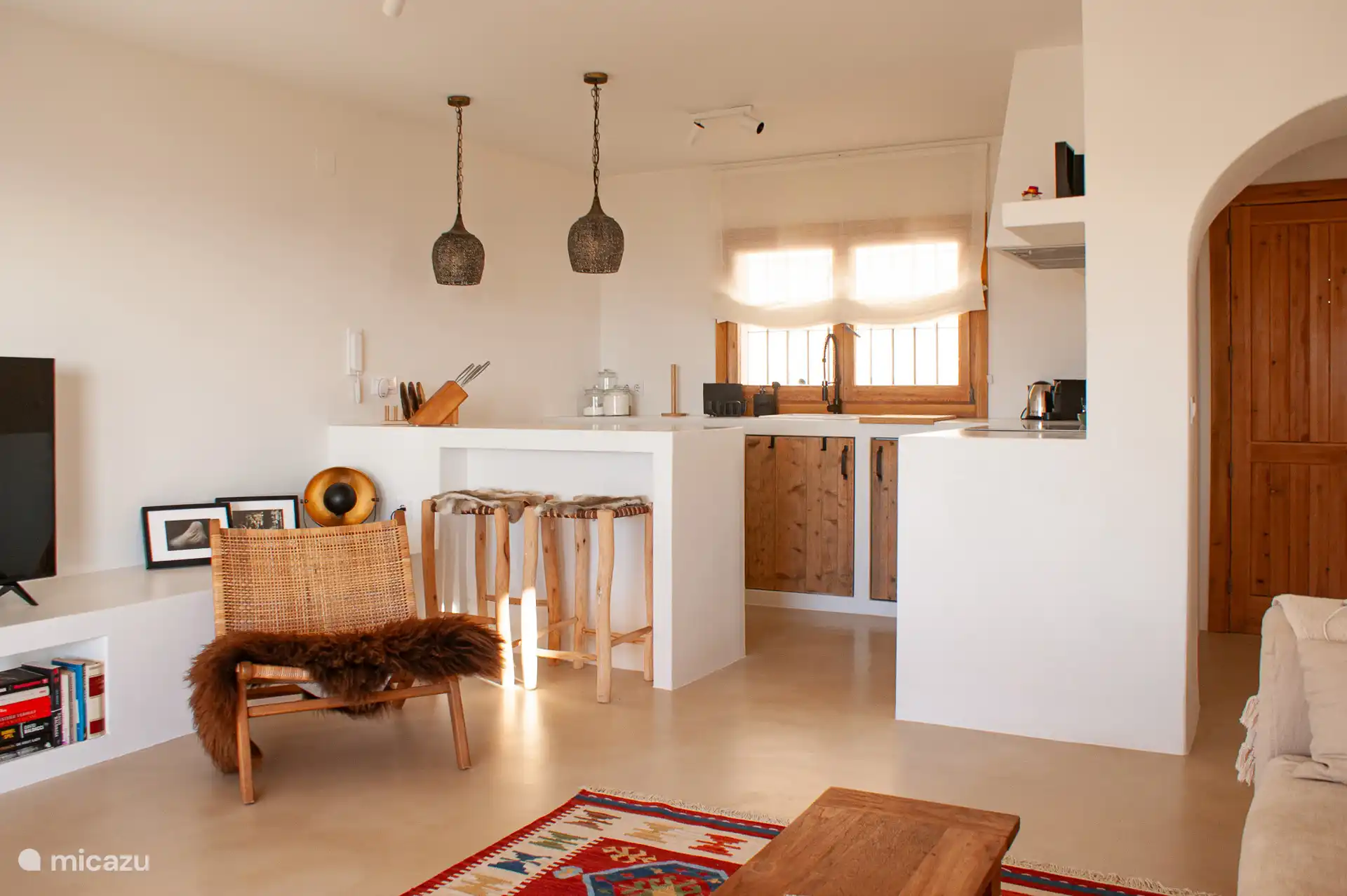 De volledig ingerichte keuken, direct verbonden met de woonkamer, beschikt over alles wat je nodig hebt: van kruiden tot kookgerei, alles is aanwezig.