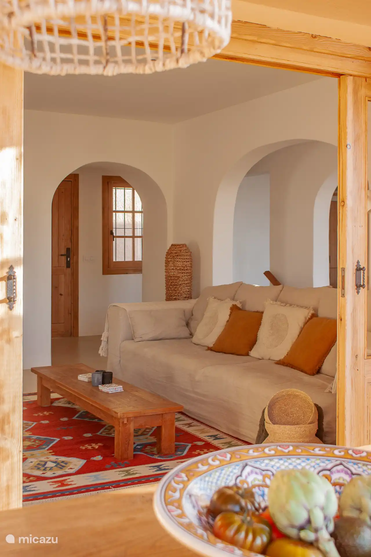 Leefruimte: bestaande uit zithoek met aanpalende Naya, ruim terras met loungehoek, eetkamer en ingerichte open keuken. Een plek waar binnen en buiten naadloos samenkomen