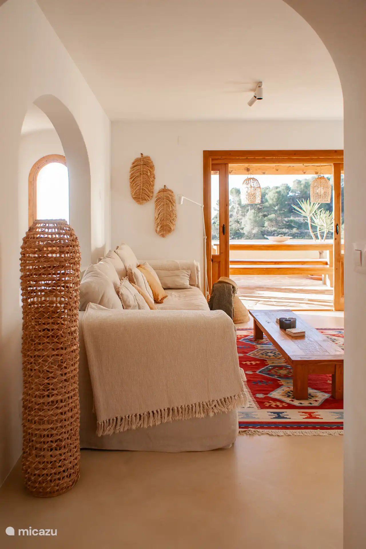 Leefruimte: bestaande uit zithoek met aanpalende Naya, ruim terras met loungehoek, eetkamer en ingerichte open keuken. Een plek waar binnen en buiten naadloos samenkomen