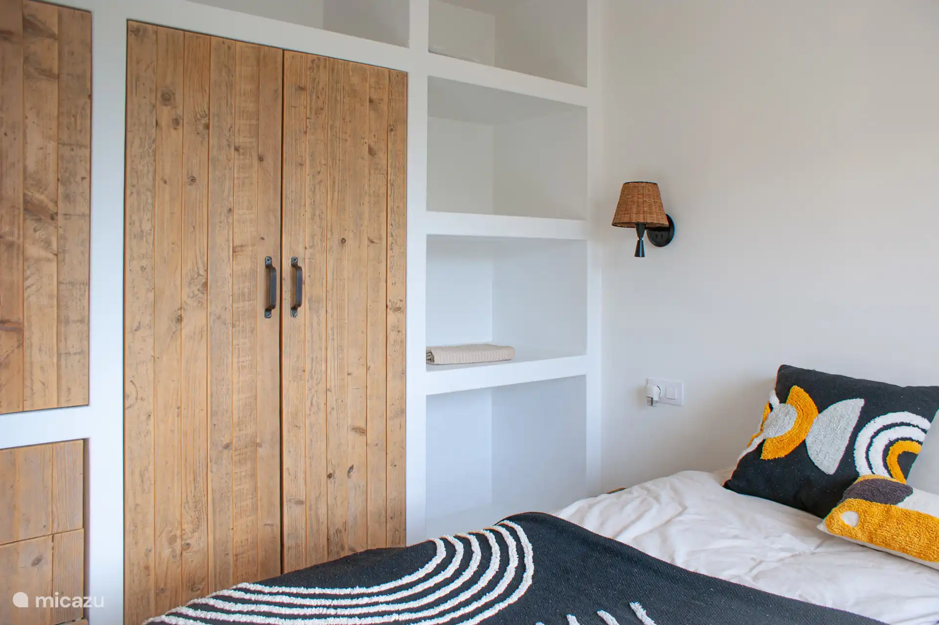 Eerste slaapkamer met tweepersoonsbed en airco.