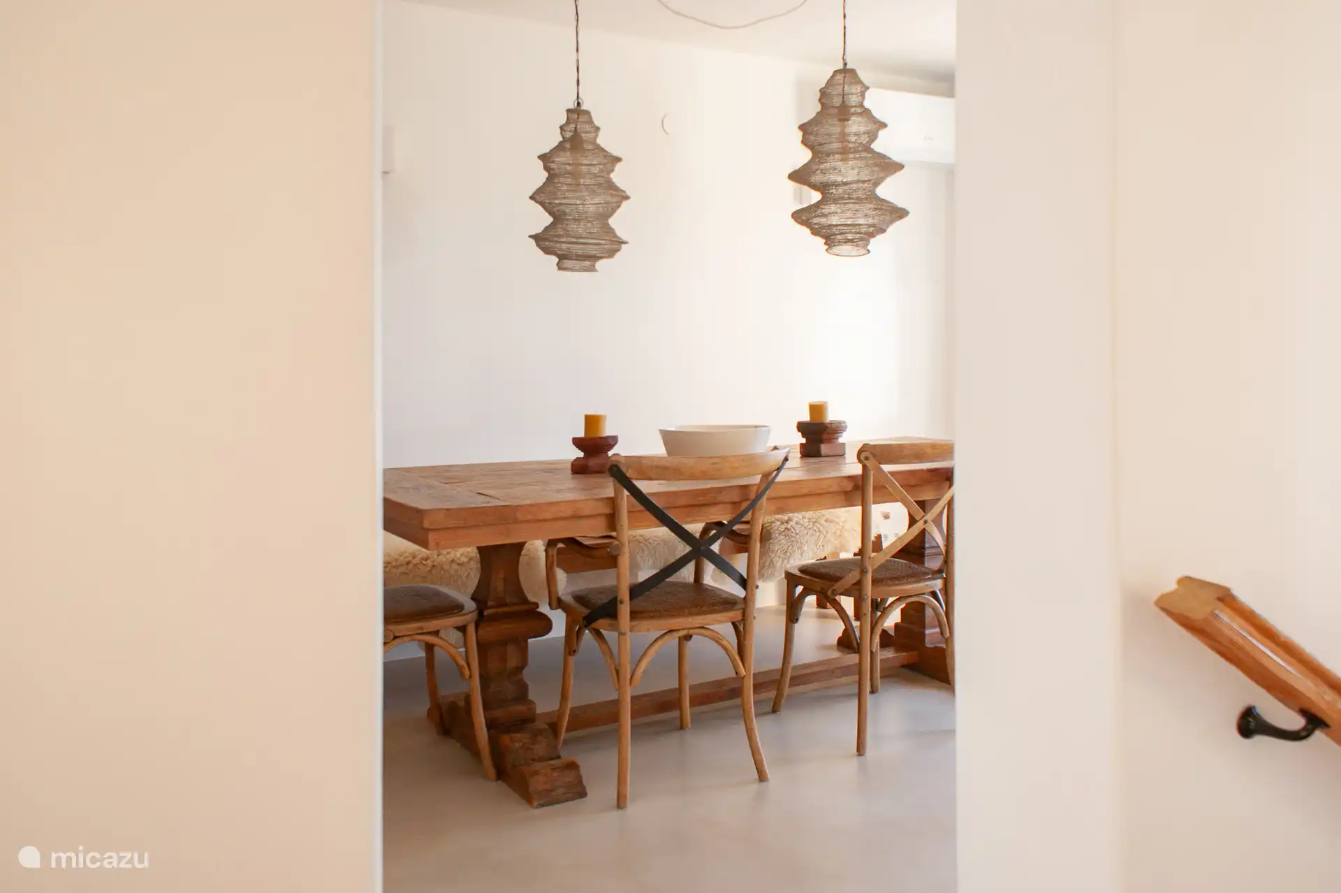 Een sfeervolle, aparte eetkamer met plaats voor 6 tot 8 personen en een gastentoilet.