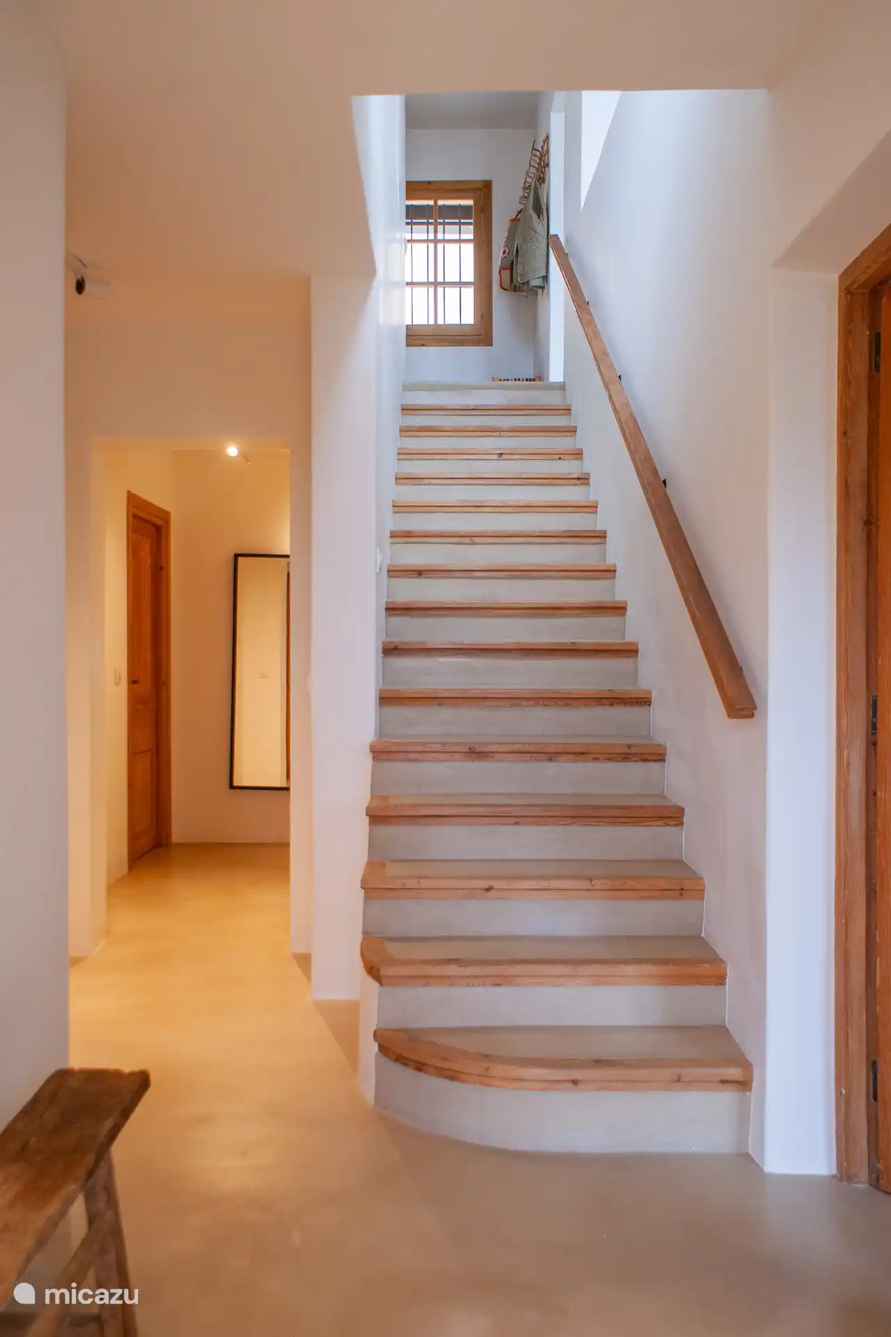 Gang op de benedenverdieping met toegang naar de slaapkamers. In de kast is een wasmachine en droogkast (droger) aanwezig.