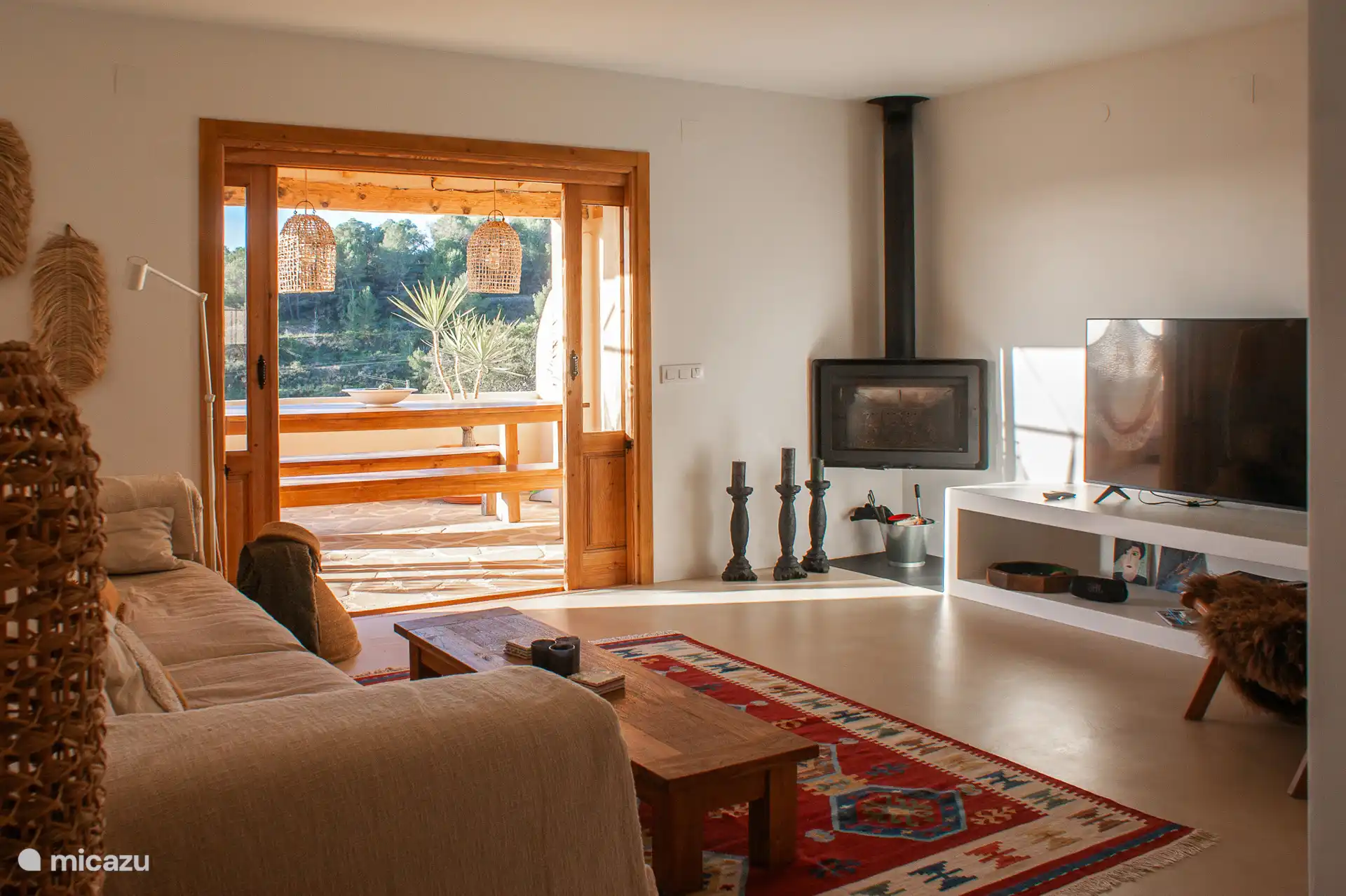 Leefruimte: bestaande uit zithoek met aanpalende Naya en open haard, ruim terras met loungehoek, eetkamer en ingerichte open keuken. Een plek waar binnen en buiten naadloos samenkomen.