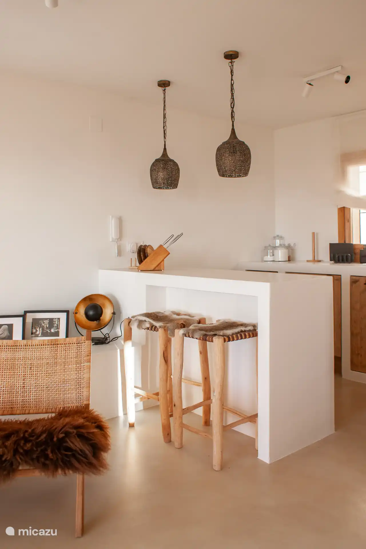 Leefruimte: bestaande uit zithoek met aanpalende Naya, ruim terras met loungehoek, eetkamer en ingerichte open keuken. Een plek waar binnen en buiten naadloos samenkomen