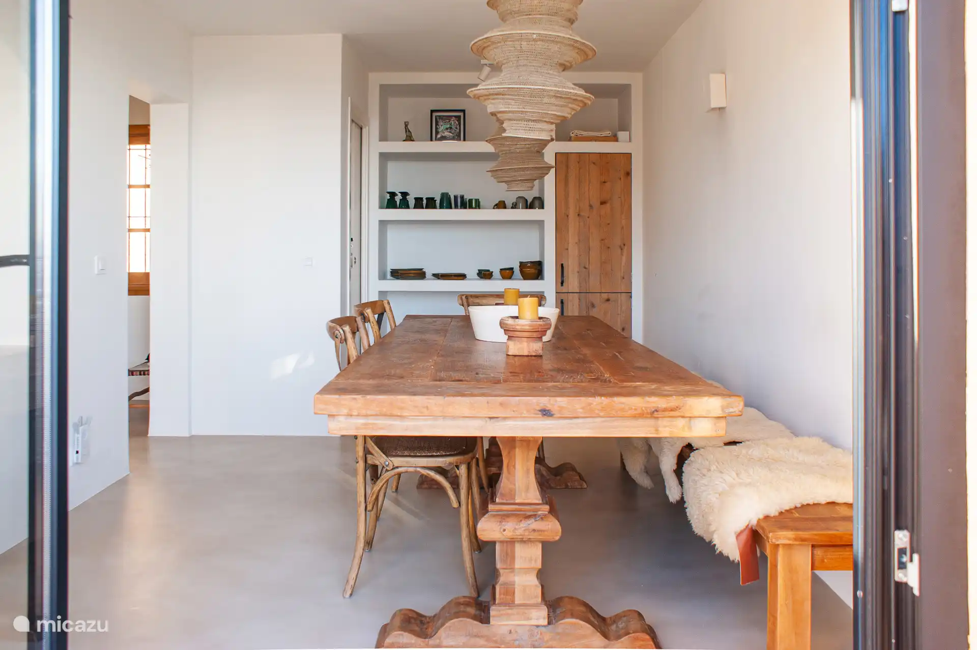 Een sfeervolle, aparte eetkamer met plaats voor 6 tot 8 personen en een gastentoilet.