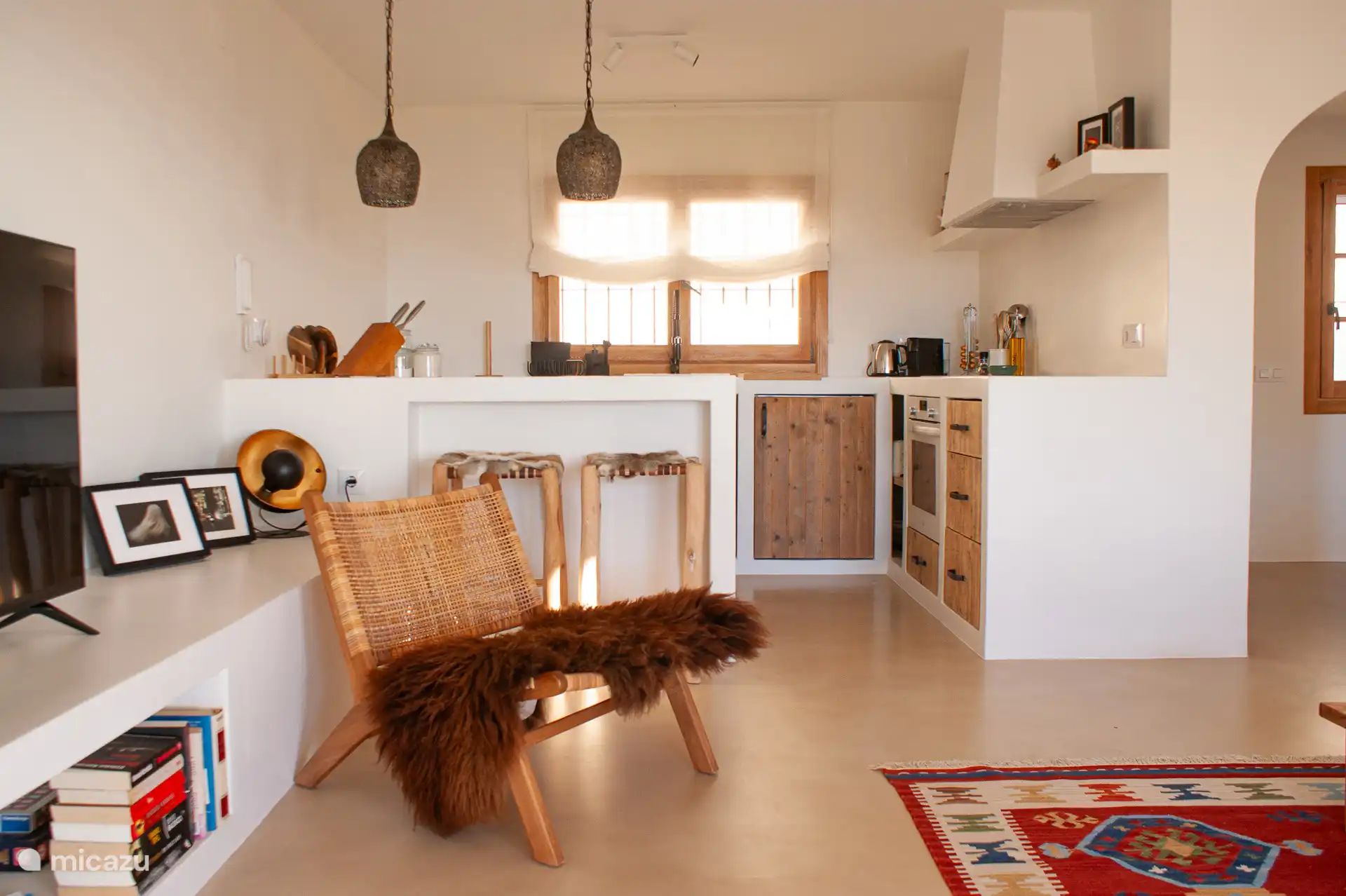 De volledig ingerichte keuken, direct verbonden met de woonkamer, beschikt over alles wat je nodig hebt: van kruiden tot kookgerei, alles is aanwezig.