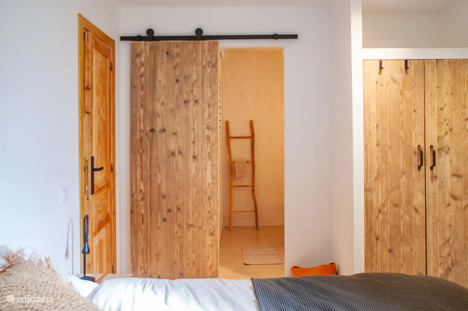 Derde slaapkamer met tweepersoonsbed, airco en ensuite badkamer (incl. apart toilet).