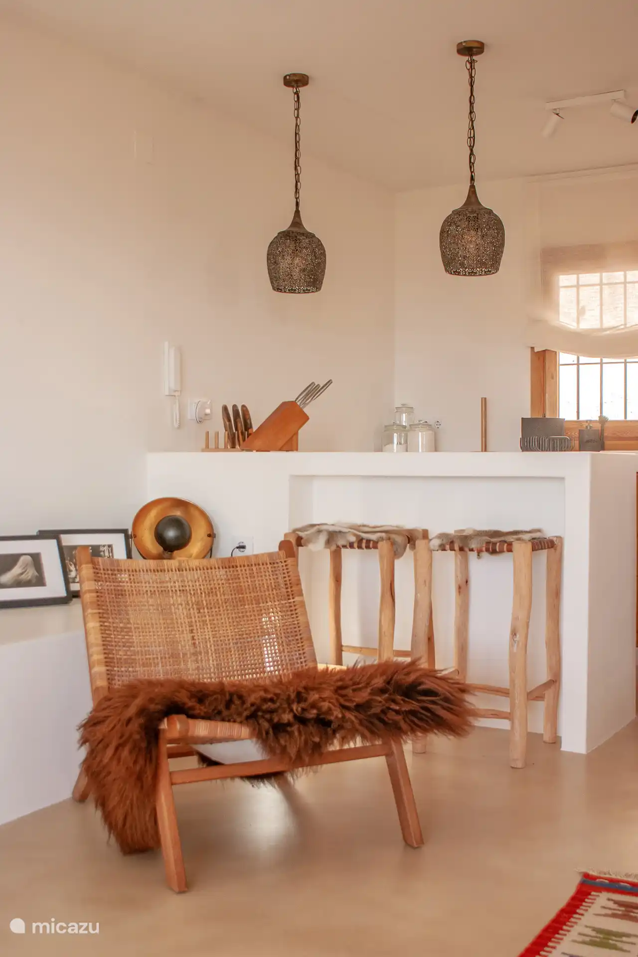 Leefruimte: bestaande uit zithoek met aanpalende Naya, ruim terras met loungehoek, eetkamer en ingerichte open keuken. Een plek waar binnen en buiten naadloos samenkomen