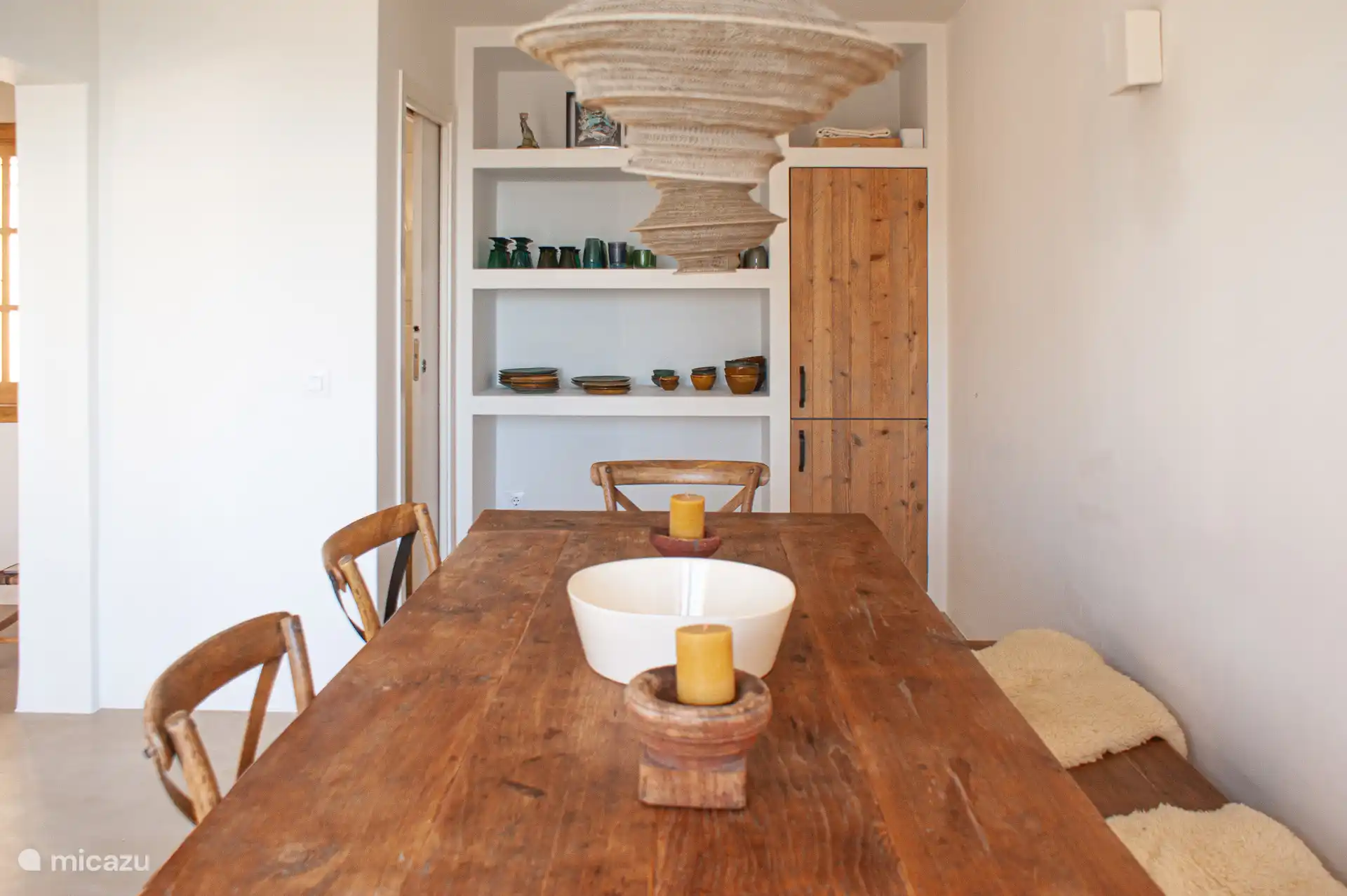 Een sfeervolle, aparte eetkamer met plaats voor 6 tot 8 personen en een gastentoilet.