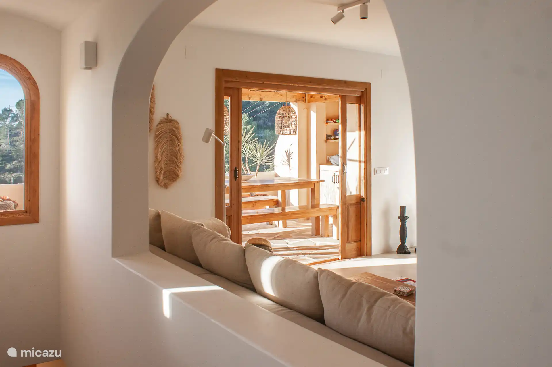 Leefruimte: bestaande uit zithoek met aanpalende Naya, ruim terras met loungehoek, eetkamer en ingerichte open keuken. Een plek waar binnen en buiten naadloos samenkomen