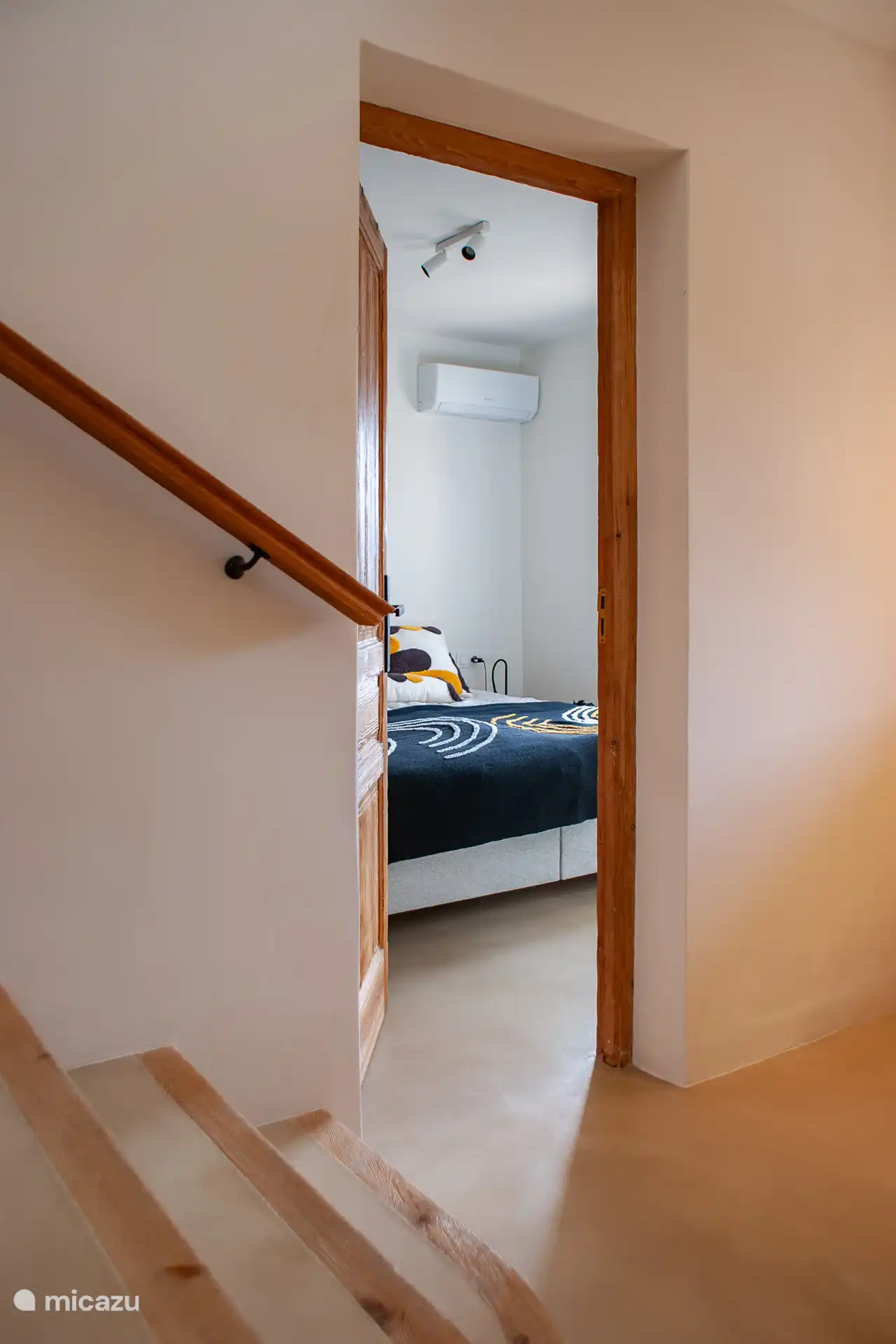 Eerste slaapkamer met tweepersoonsbed en airco.