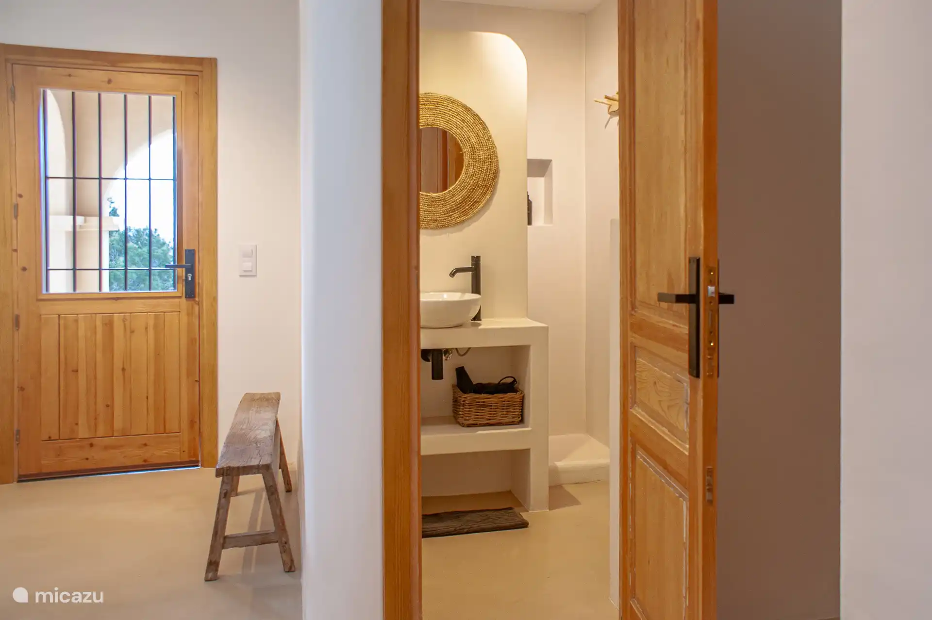 Badkamer op de gang met inloopdouche en toilet. Gelegen tussen de eerste twee slaapkamers.