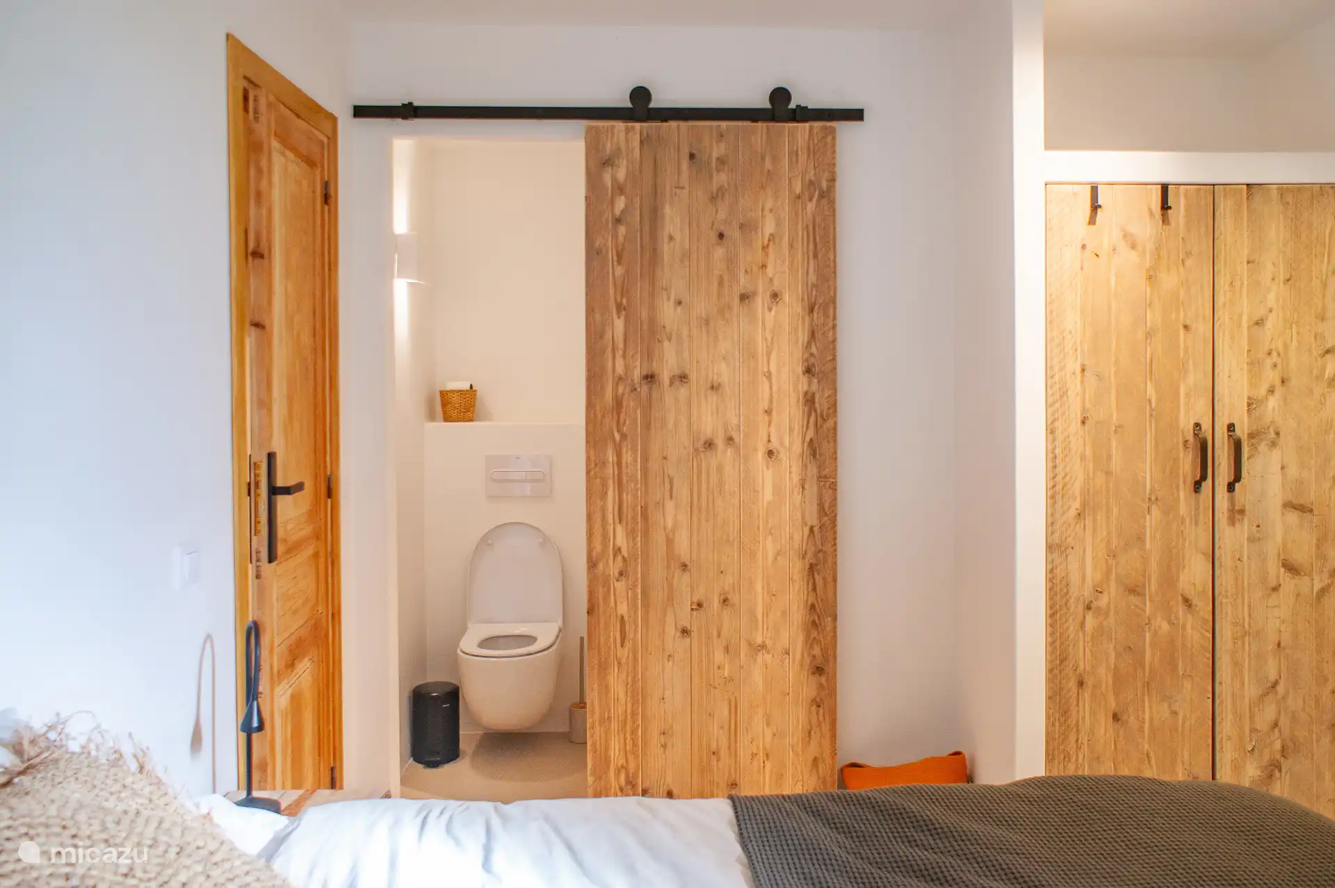 Derde slaapkamer met tweepersoonsbed, airco en ensuite badkamer (incl. apart toilet).