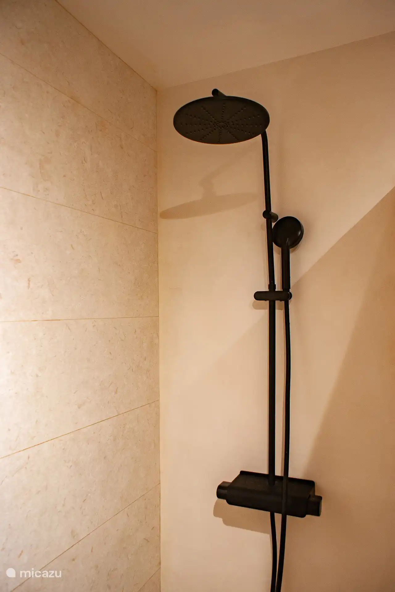 Badkamer met inloopdouche.