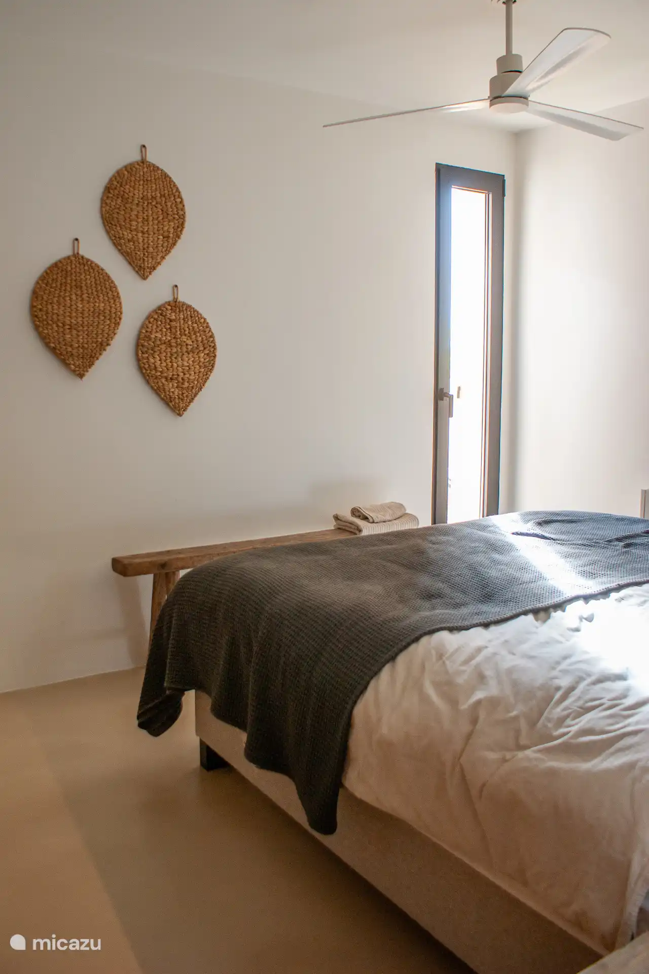 Derde slaapkamer met tweepersoonsbed, airco en ensuite badkamer (incl. apart toilet). Via deze slaapkamer heb je toegang tot het tweede terras.