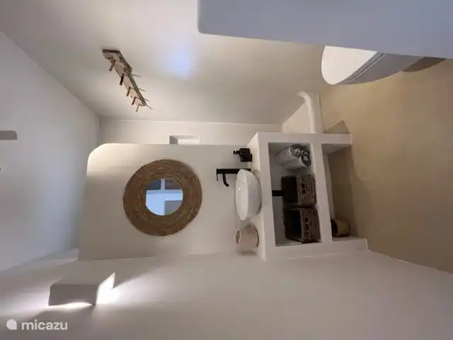 Separate shower room with toilet located between the two front rooms