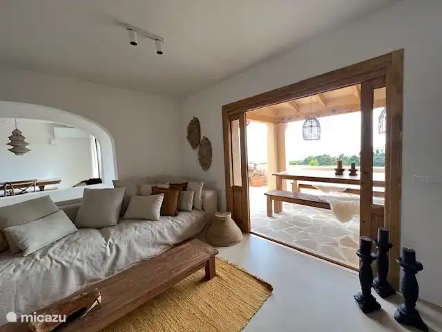 Living space: consisting of a sitting area with adjoining naya, spacious terrace with lounge corner, dining room and equipped open kitchen 