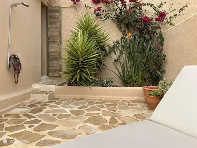 Las Collinas | Espagne, Costa Blanca, Moraira - maison de vacances douche extérieure et chaises longues pour se détendre