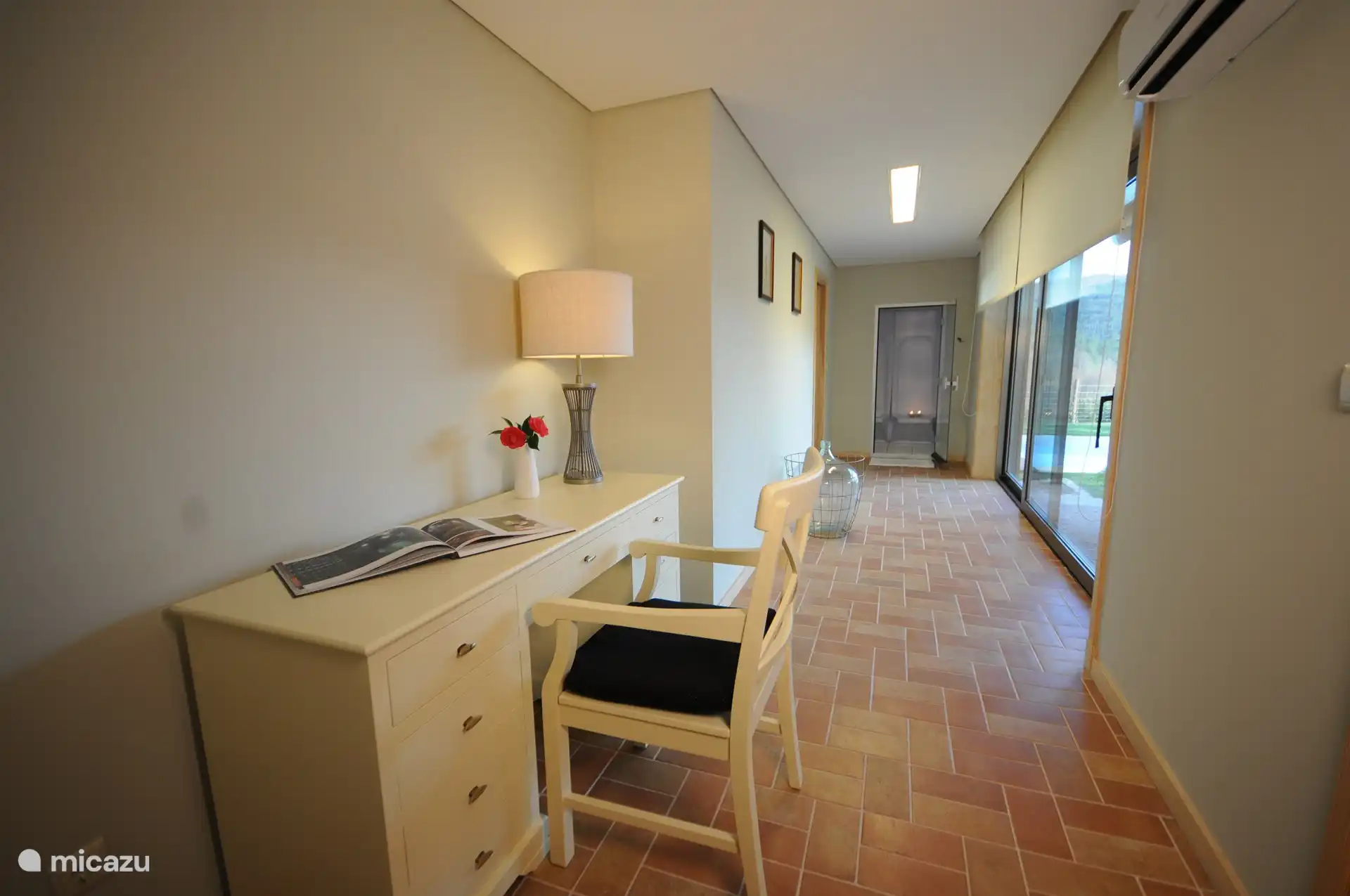 Flur mit Arbeitstisch