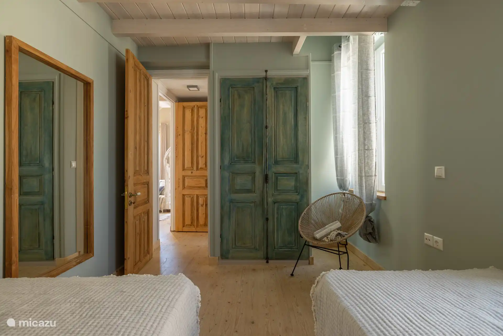 Detalles de espejo de entrada del segundo dormitorio y armario. 