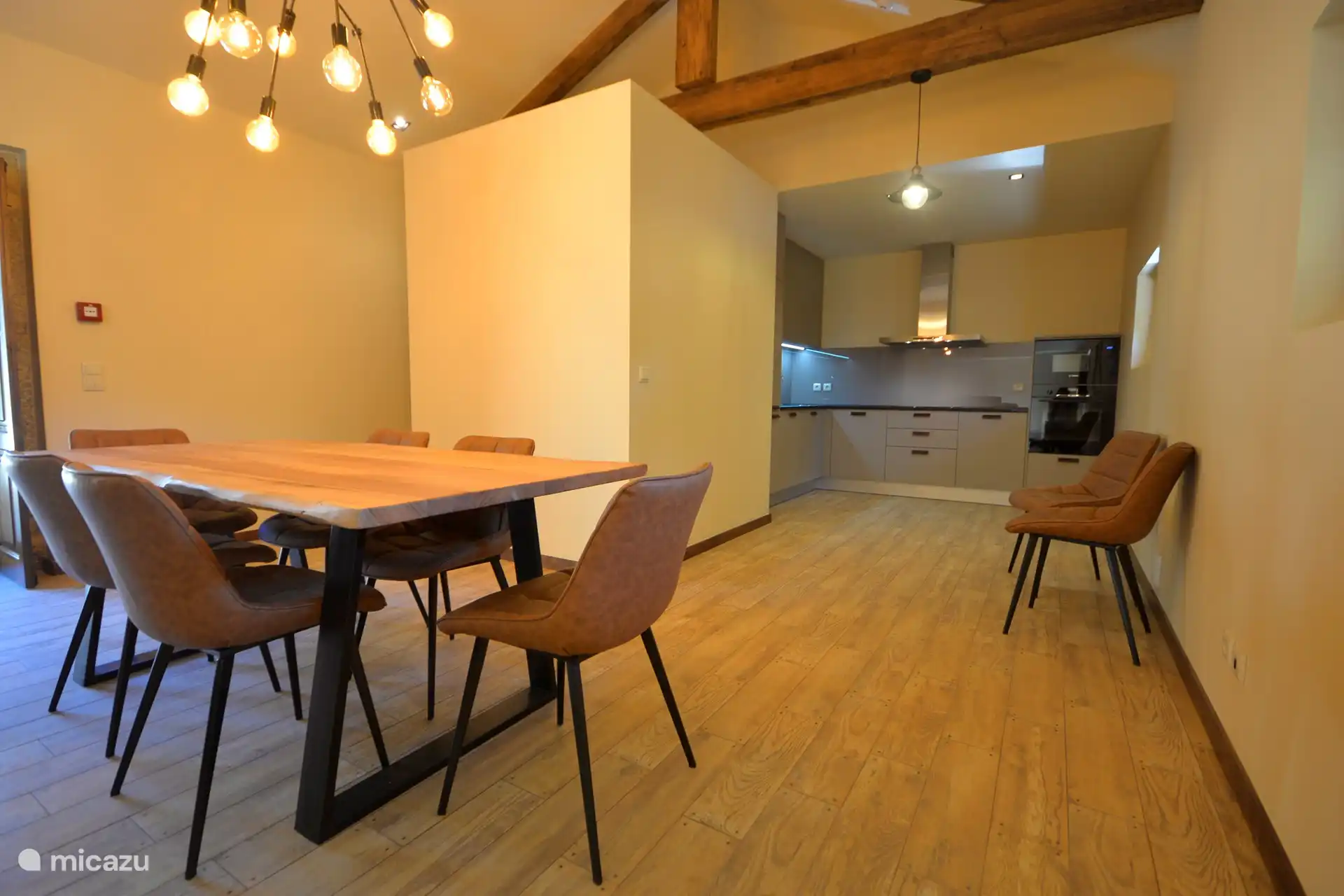 Cocina con mesa de comedor