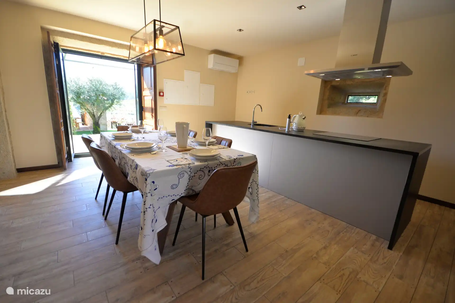 Cocina con mesa de comedor