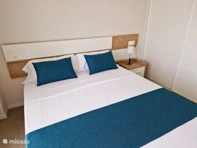 Your home away from home en España, Murcia, San Pedro del Pinatar - apartamento Dormitorio 2 con acceso a terraza.