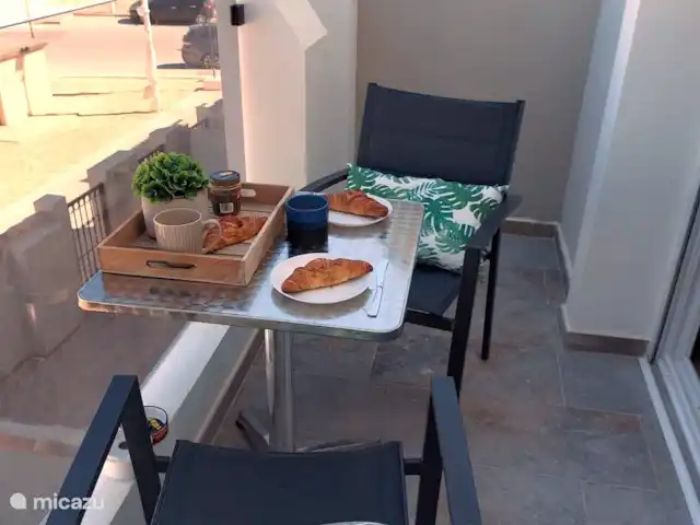 Your home away from home en España, Murcia, San Pedro del Pinatar - apartamento Delicioso desayuno en la terraza 1 con vista abierta