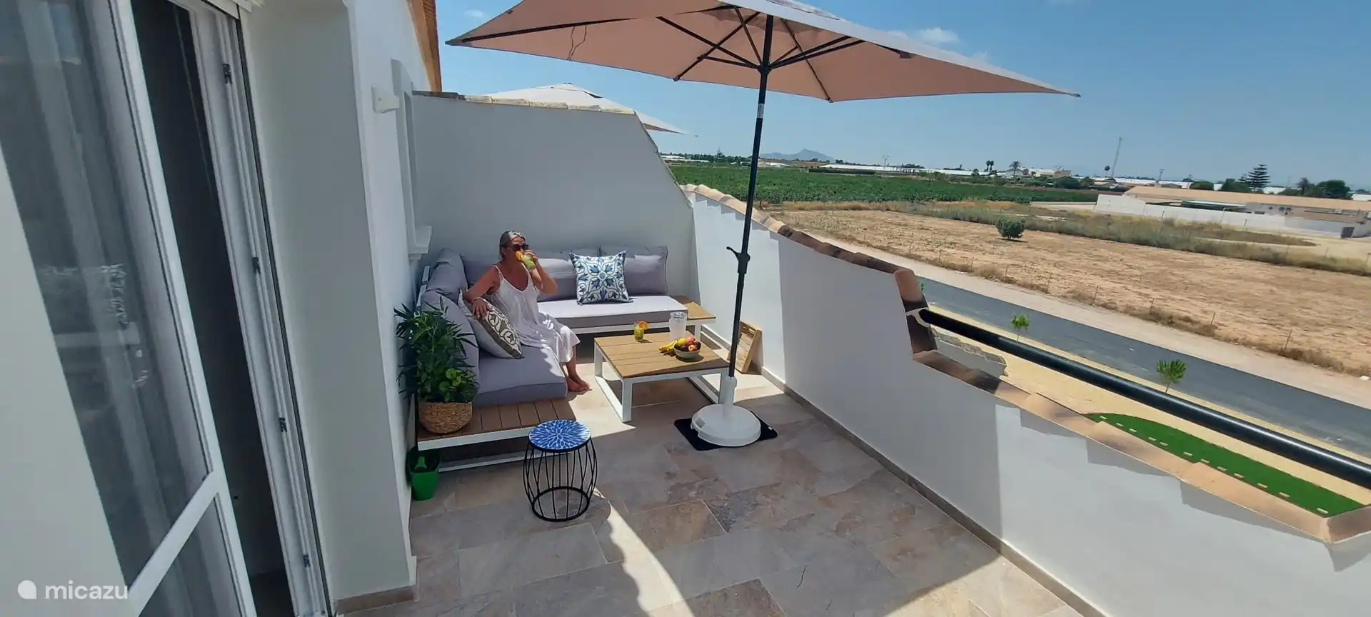 Schöne Sonnenterrasse mit freiem Blick