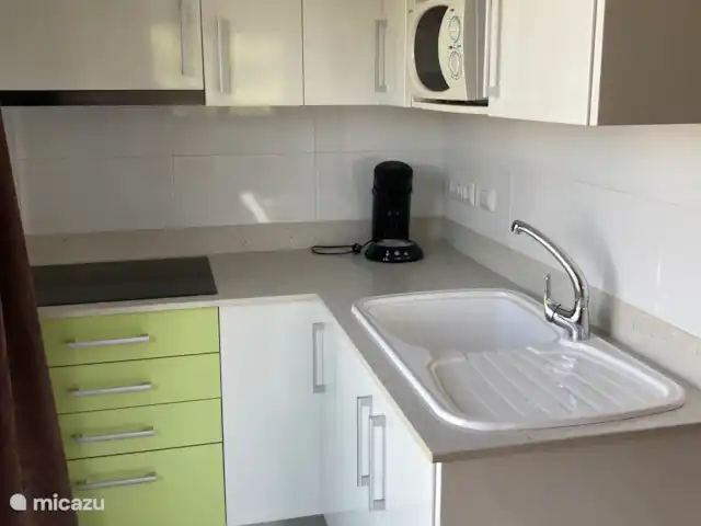 villa huren in Spanje, Costa Brava, Platja d'Aro – Villa met prachtig zeezicht en airco Kitchenette in het appartement beneden
