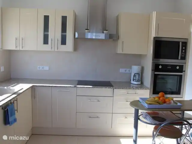 villa huren in Spanje, Costa Brava, Platja d'Aro – Villa met prachtig zeezicht en airco Ruime keuken van alle gemakken voorzien