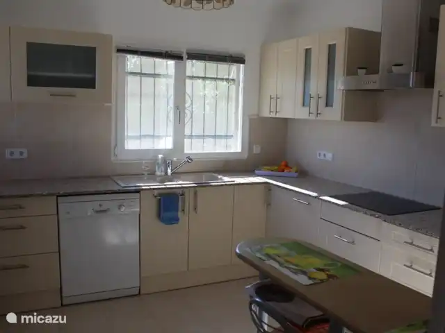 villa huren in Spanje, Costa Brava, Platja d'Aro – Villa met prachtig zeezicht en airco Keuken met afwasmachine, oven, magnetron en Nespresso apparaat